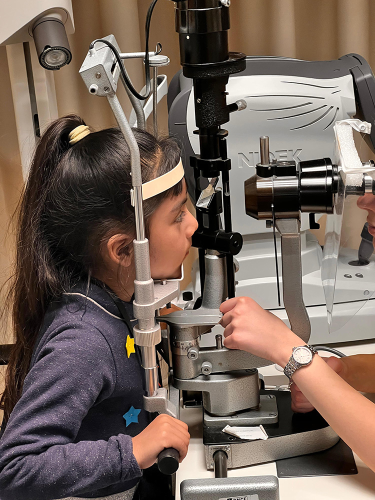 Otra de las niñas en la revisión oftalmológica