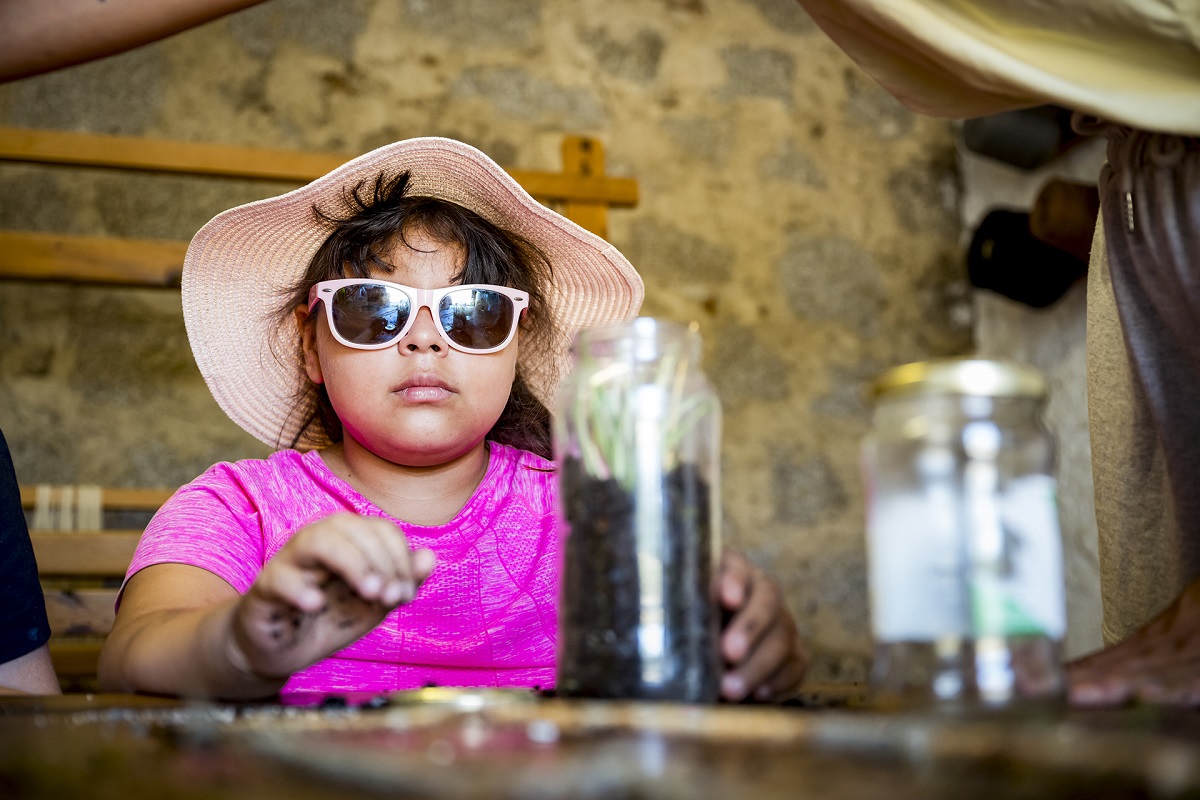 Una niña afiliada en una de las actividades del campamento