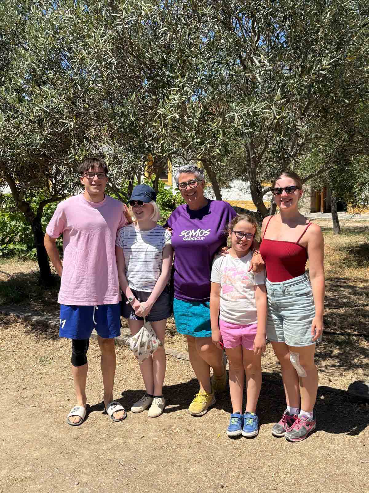 Víctor, María, Asun, Lucía y Marta posan en el campamento