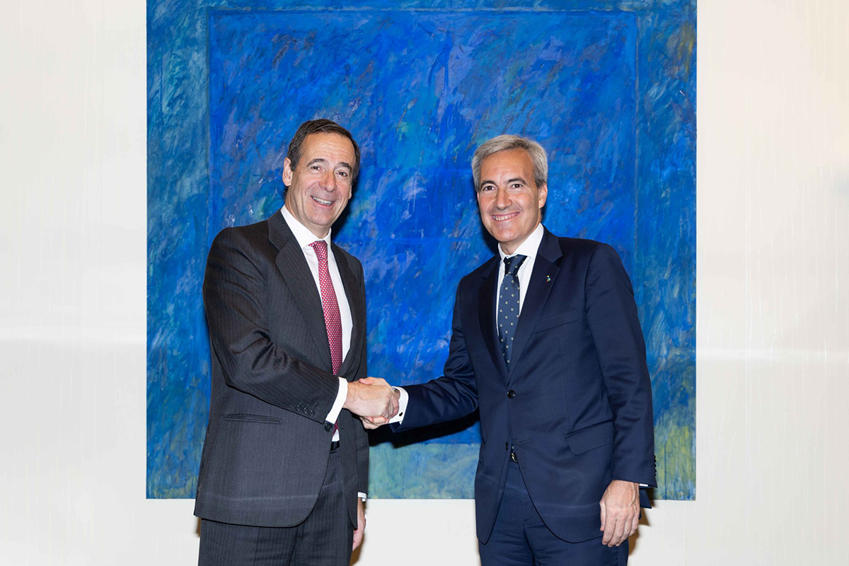 Oñoro y Gortázar estrechan su mano tras la firma del convenio