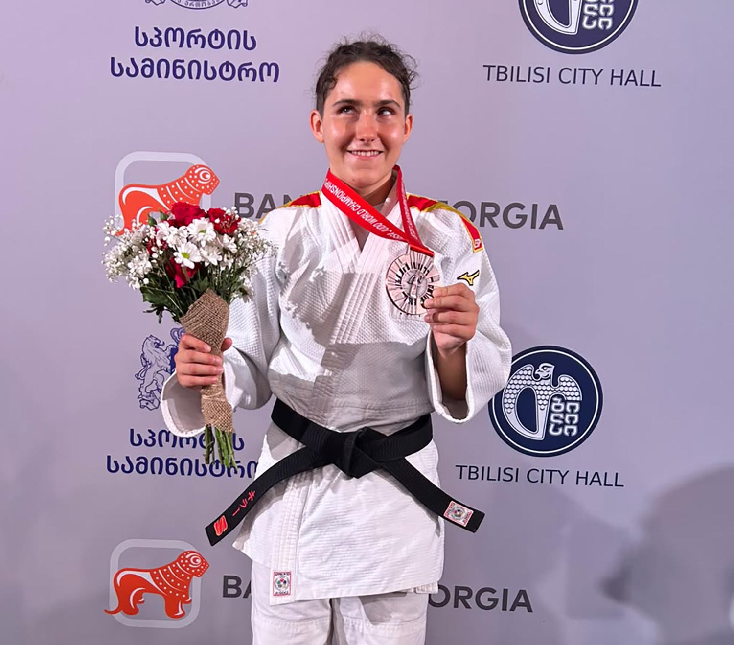 María Manzanero muestra su medalla de bronce en el Mundial