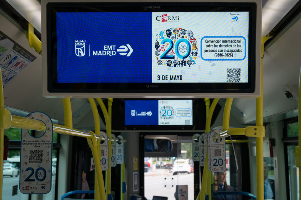 Perchas y pantallas conmemorativas en los autobuses de la EMT