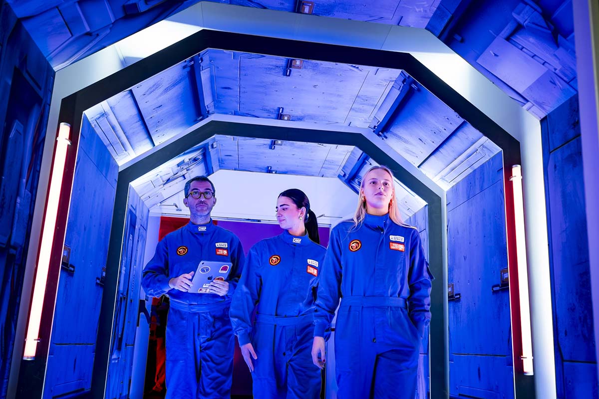 Entrada al acto simulando una nave espacial