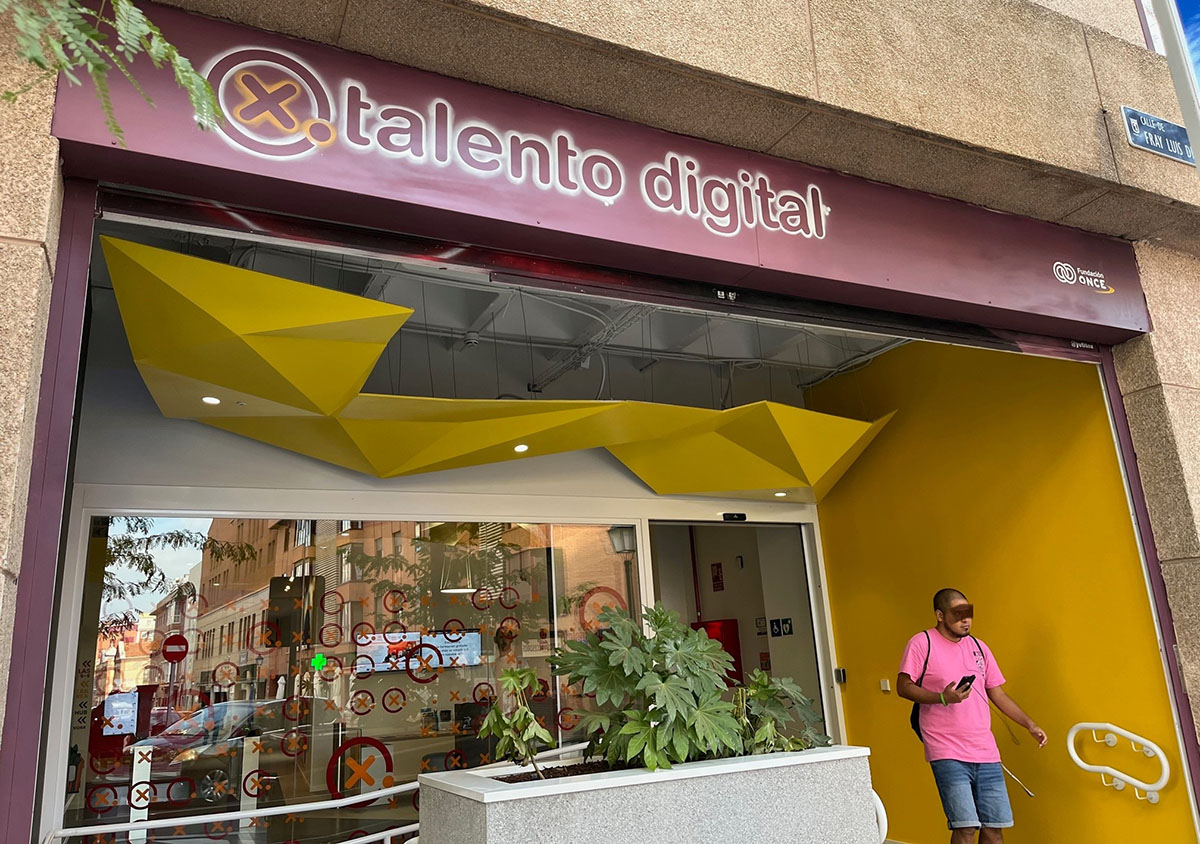 Entrada del edificio de Por Talento en Madrid