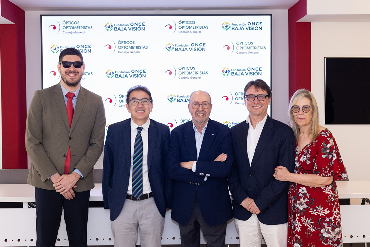 Foto de familia de todos los participantes en la firma del convenio