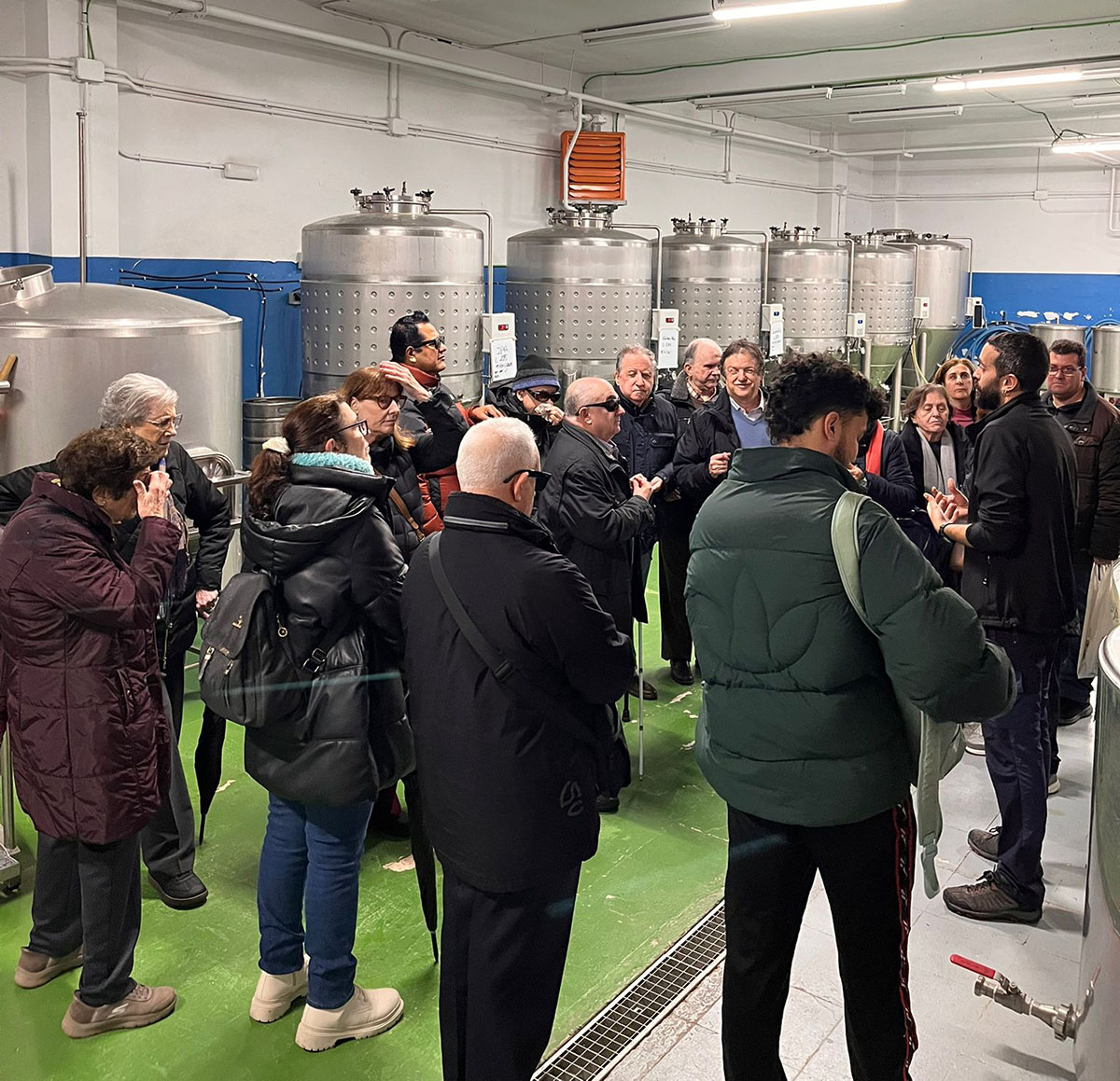 El grupo durante la visita a la cervecera