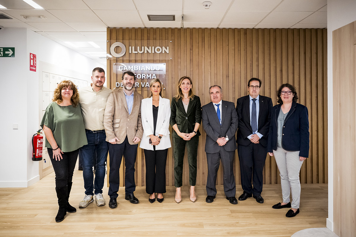 Foto de familia de los participantes en la inauguración del centro