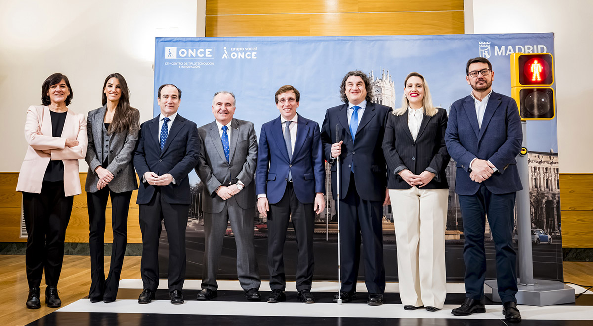 Foto de familia de las autoridades participantes en la visita