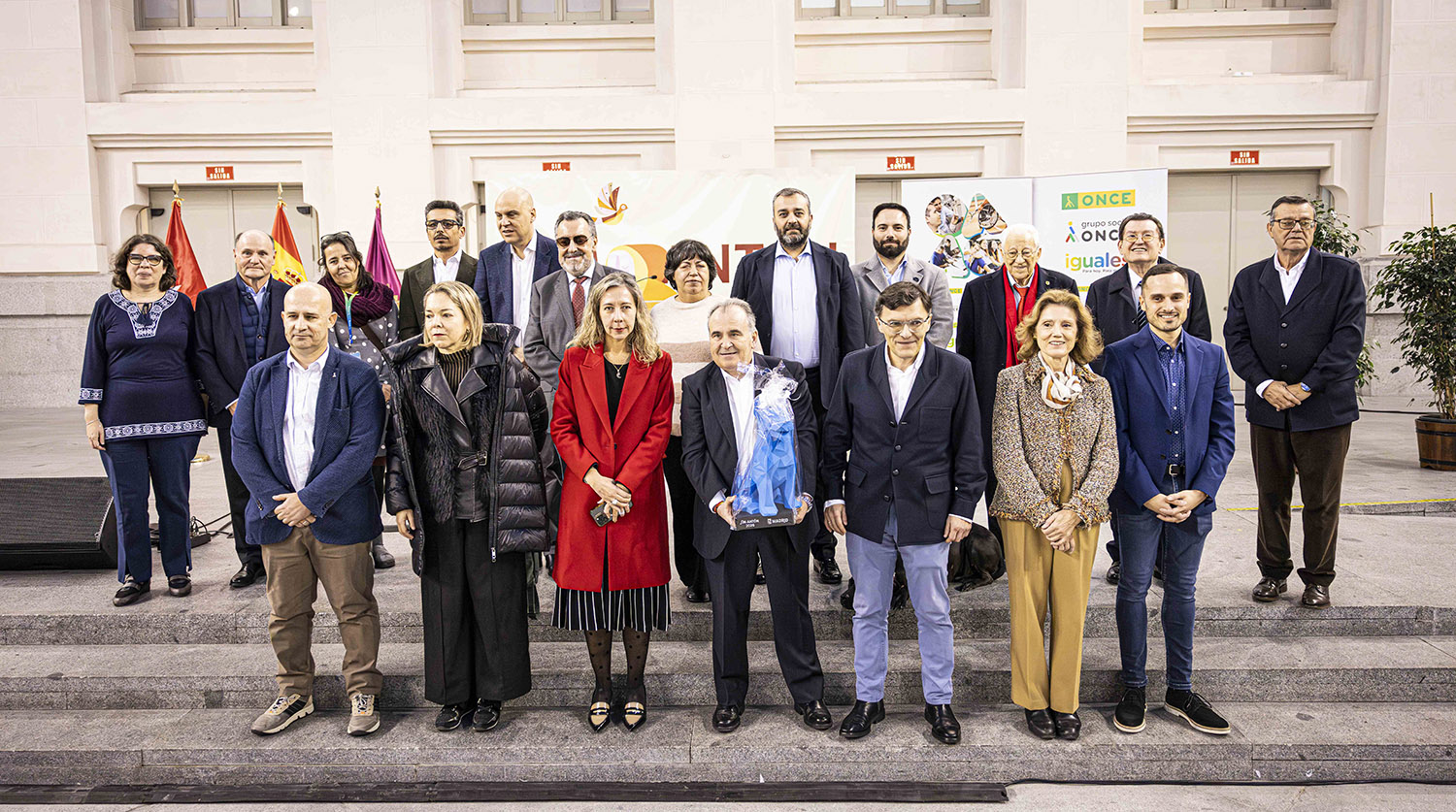 Foto de familia de las autoridades asistentes