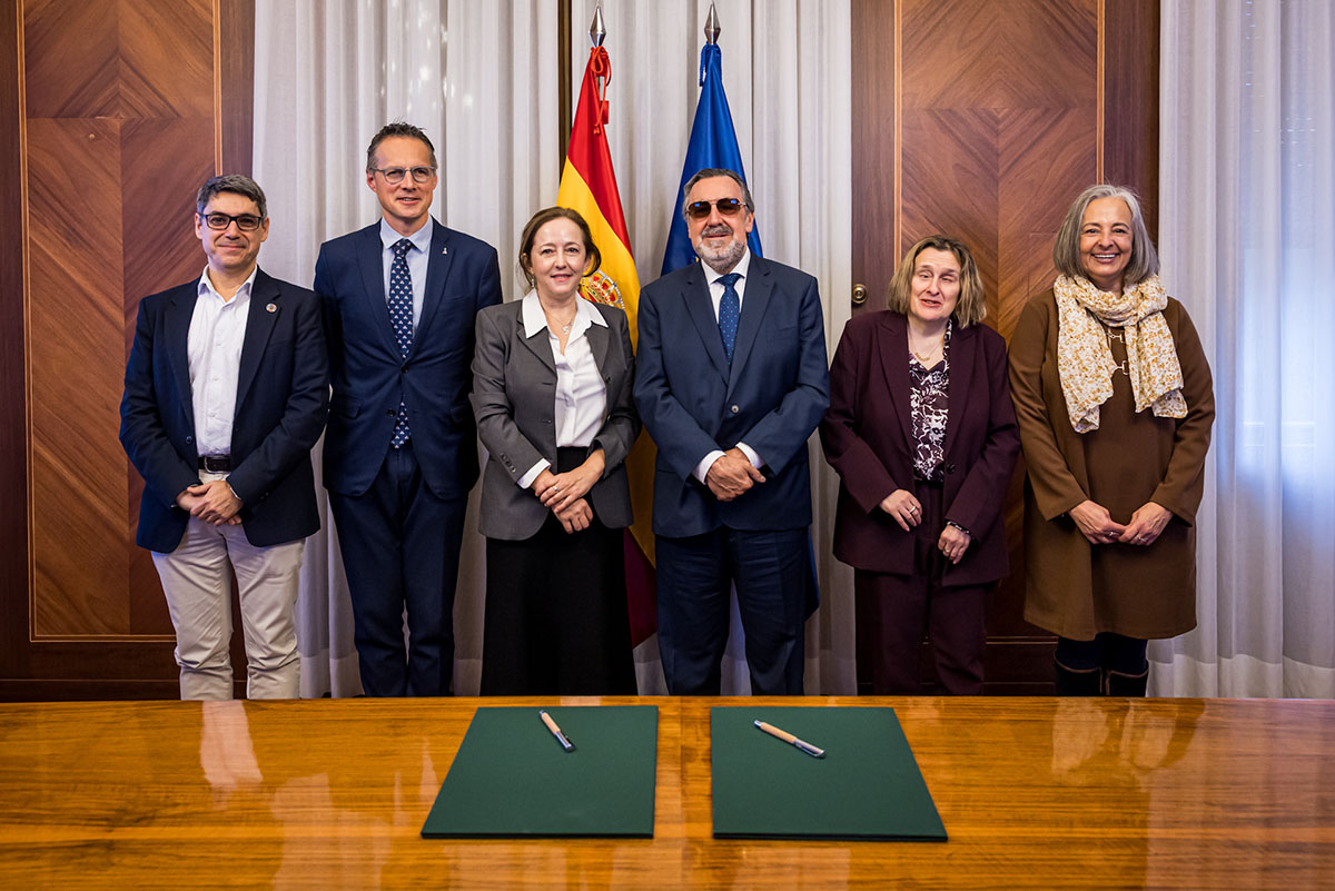 Foto de familia de todos los participantes en la firma del convenio