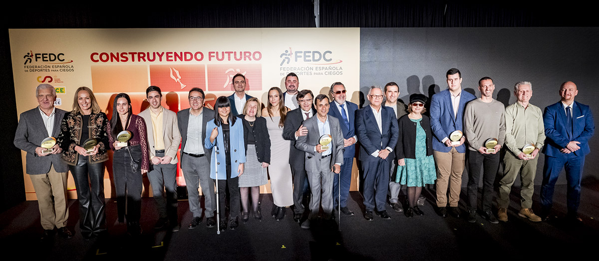 Foto de familia de todos los galardonados