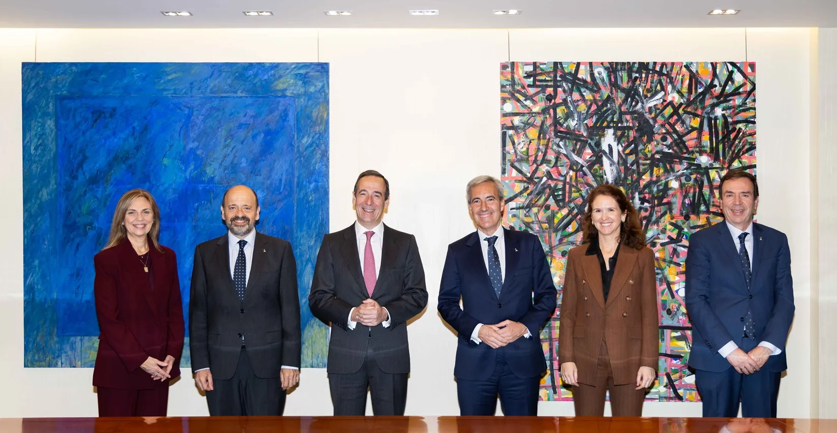 Foto de familia de todos los asistentes a la firma