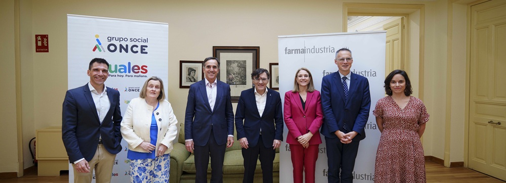 Foto de familia de los participantes en la firma del convenio