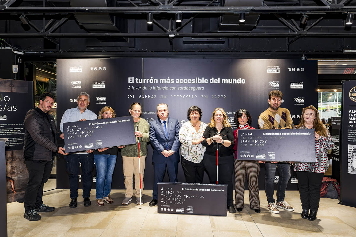 Foto de familia de los participantes en la presentación