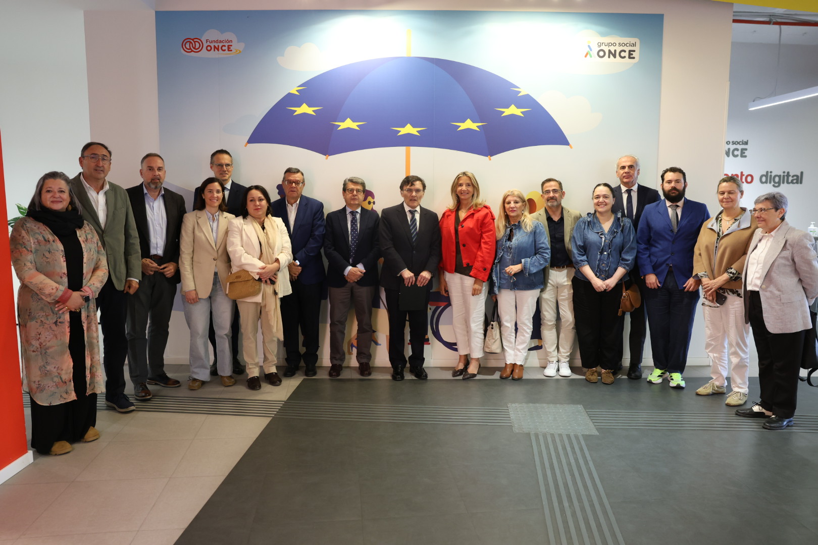 Foto de familia de los participantes en la visita