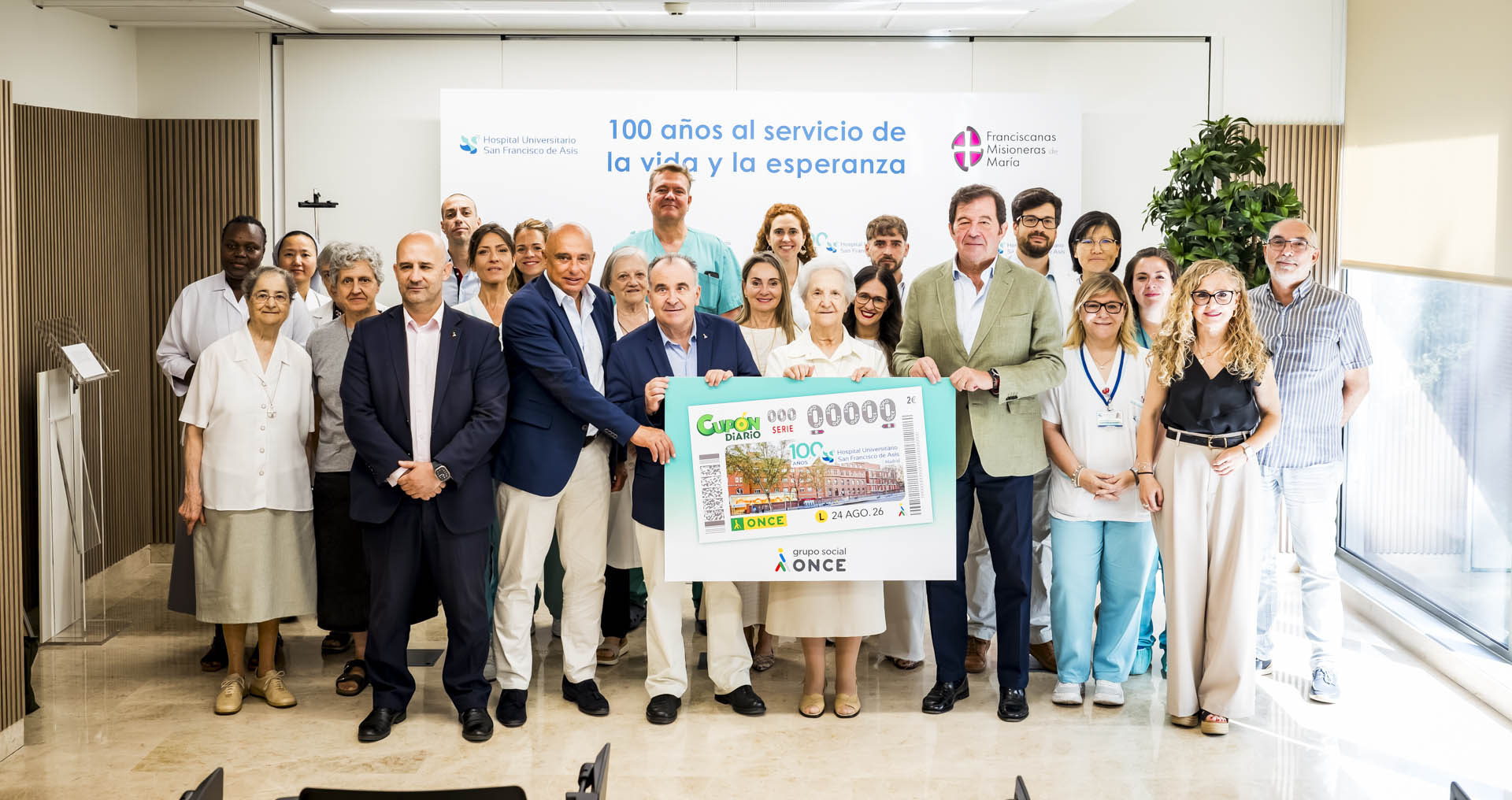 Foto de familia de todos los participantes en la presentación del cupón