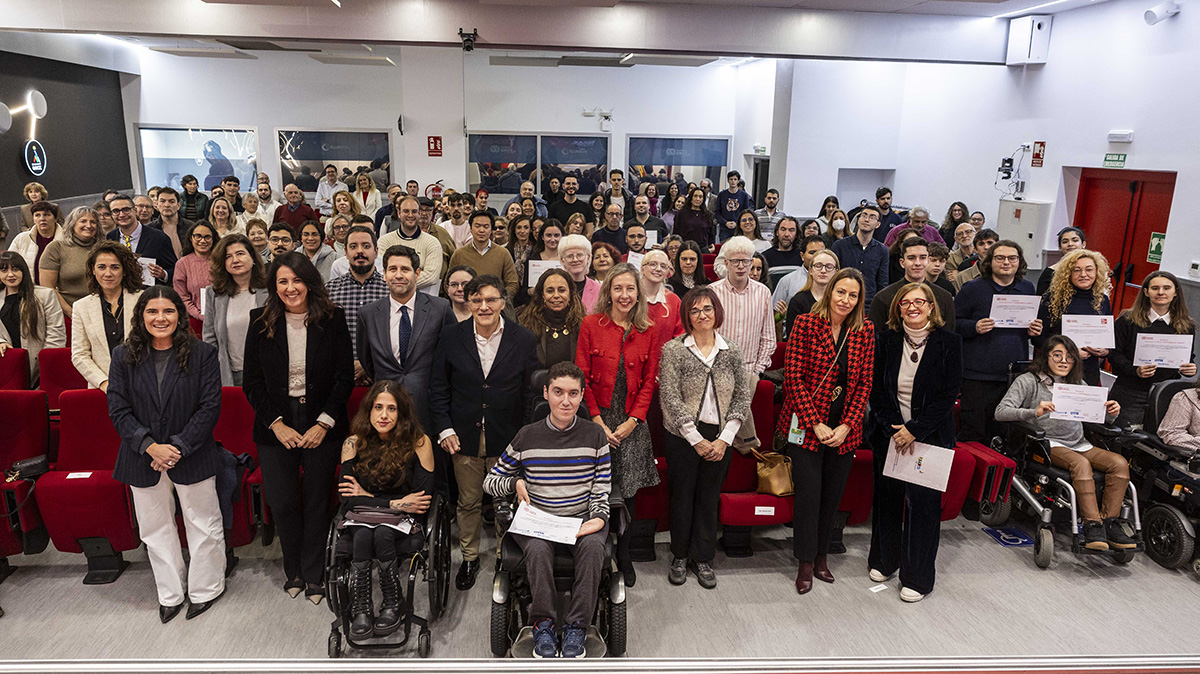 Foto de familia de todos los alumnos becados