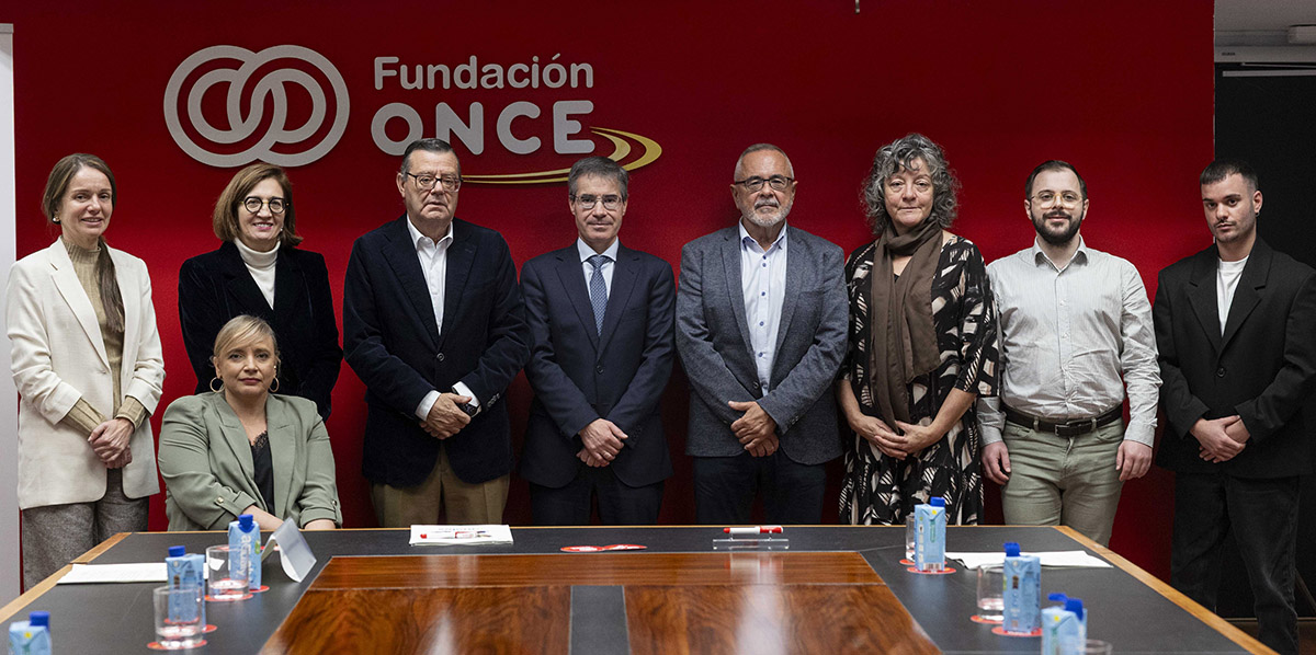 Foto de familia de todos los participantes en la firma del convenio