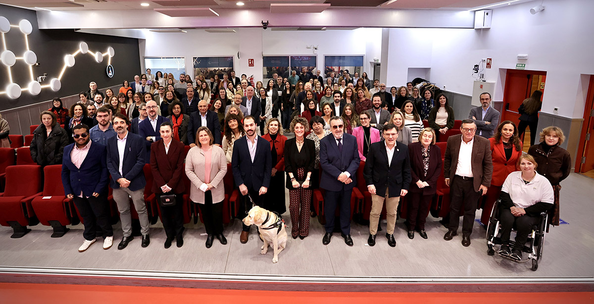 Foto de familia de todos los participantes en la jornada
