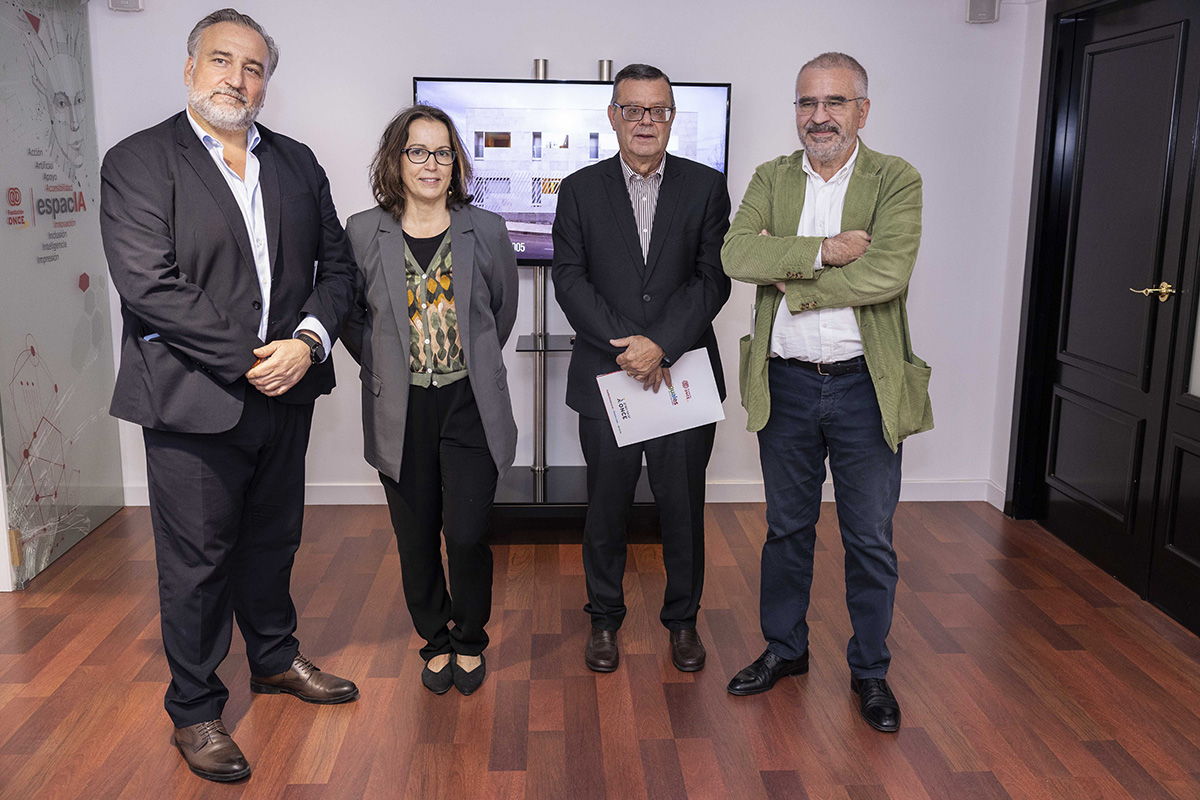 Foto de familia de los participantes en la exposición