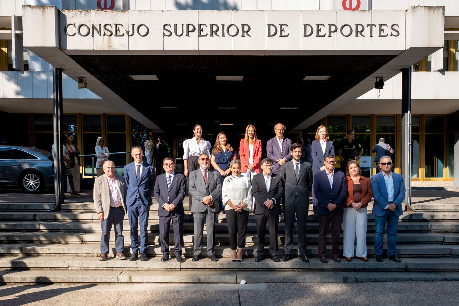 Posado de todas las autoridades en la entrada del Consejo Superior de Deportes