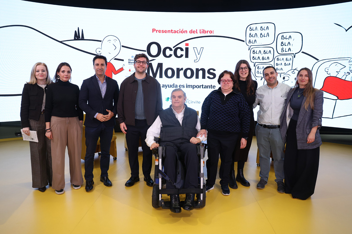 Foto de familia de los participantes en la presentación