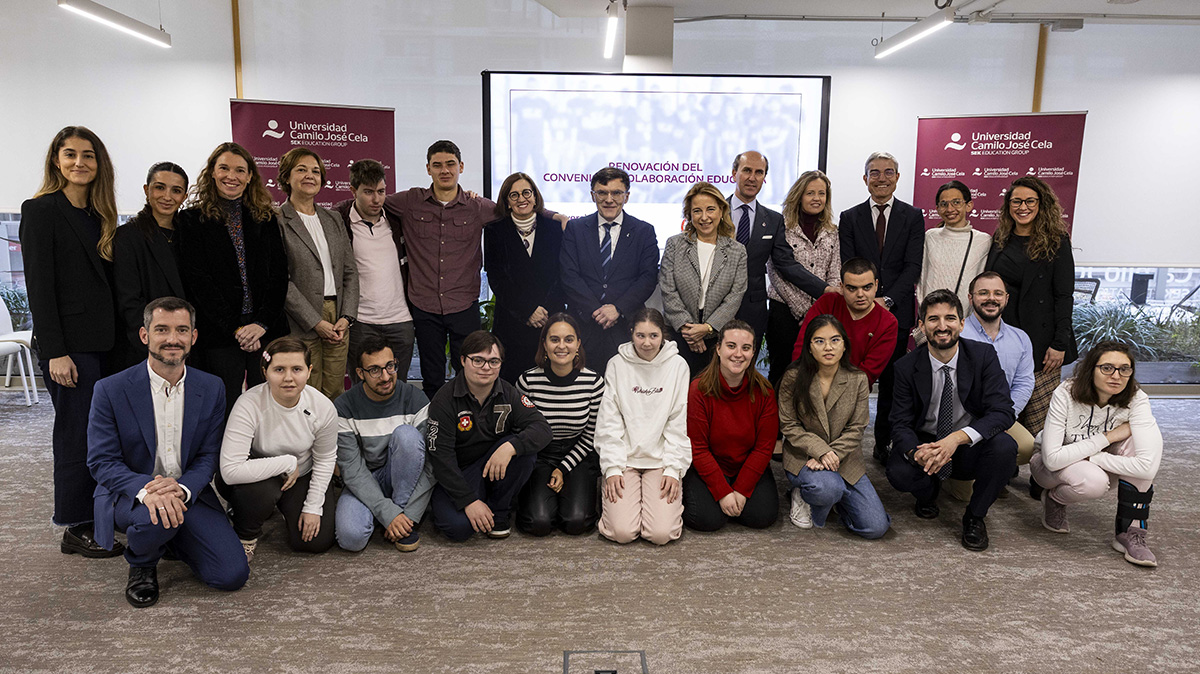 Foto de familia de las autoridades y alumnado participante