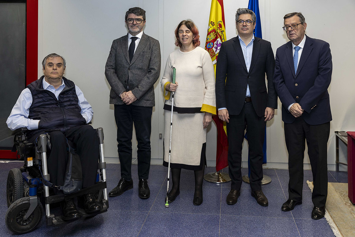Foto de familia de los participantes en la firma del convenio