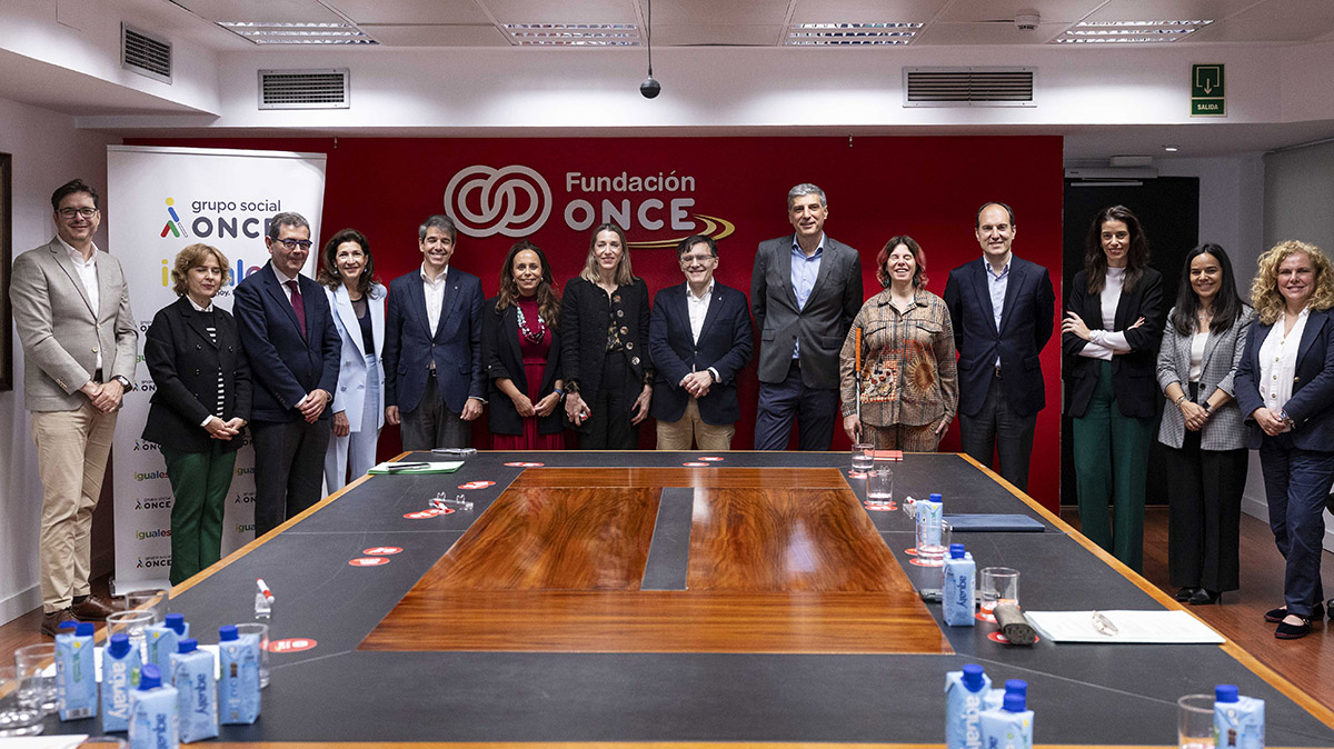 Foto de familia de los participantes en la firma del convenio