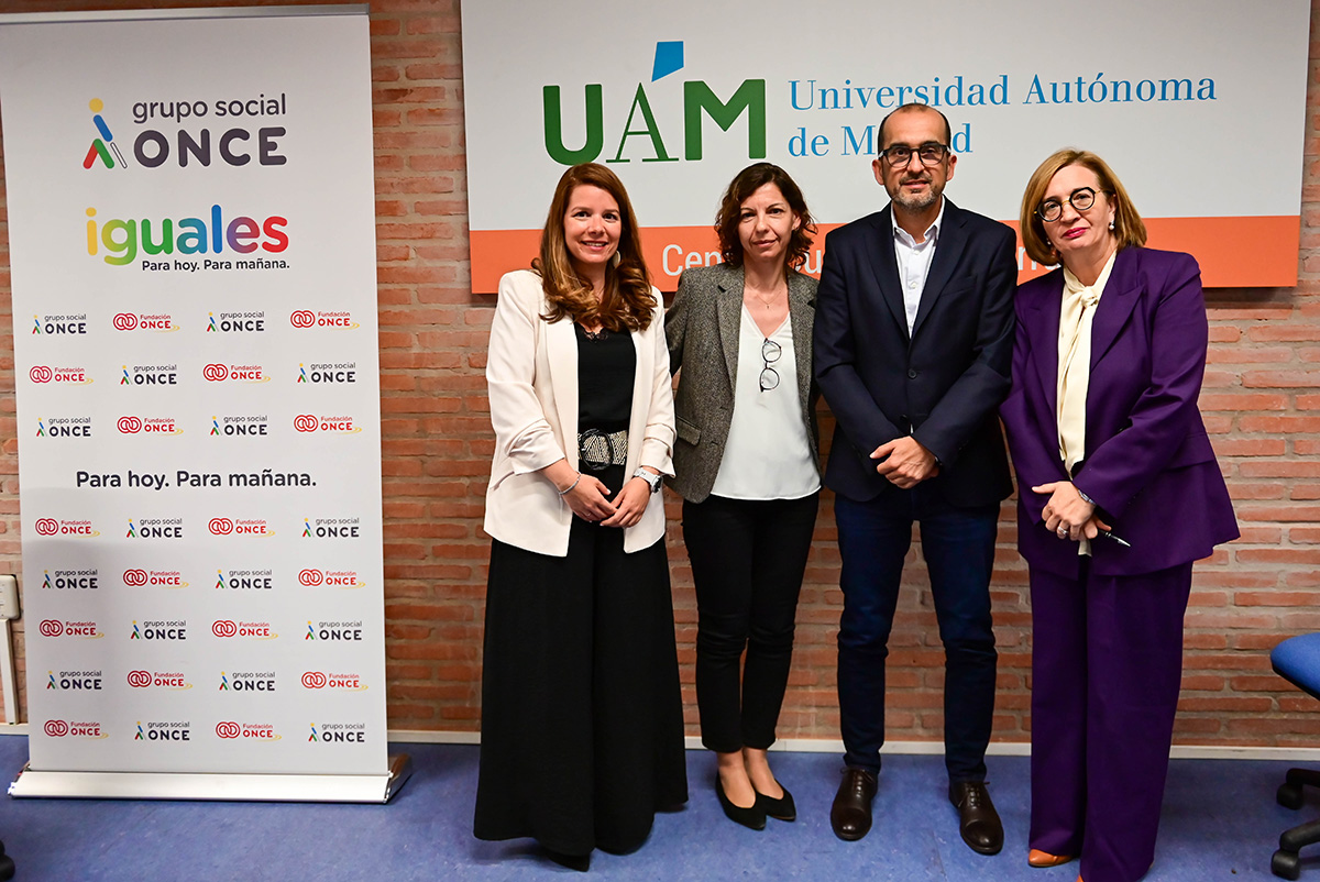 Foto de familia de los participantes en la jornada