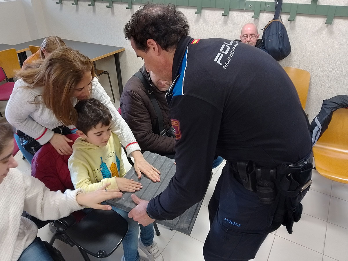 Un policía municipal da la explicaciones al grupo asistente