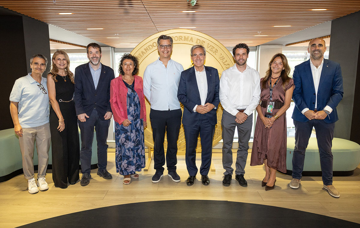 Foto de familia de los participantes en la firma