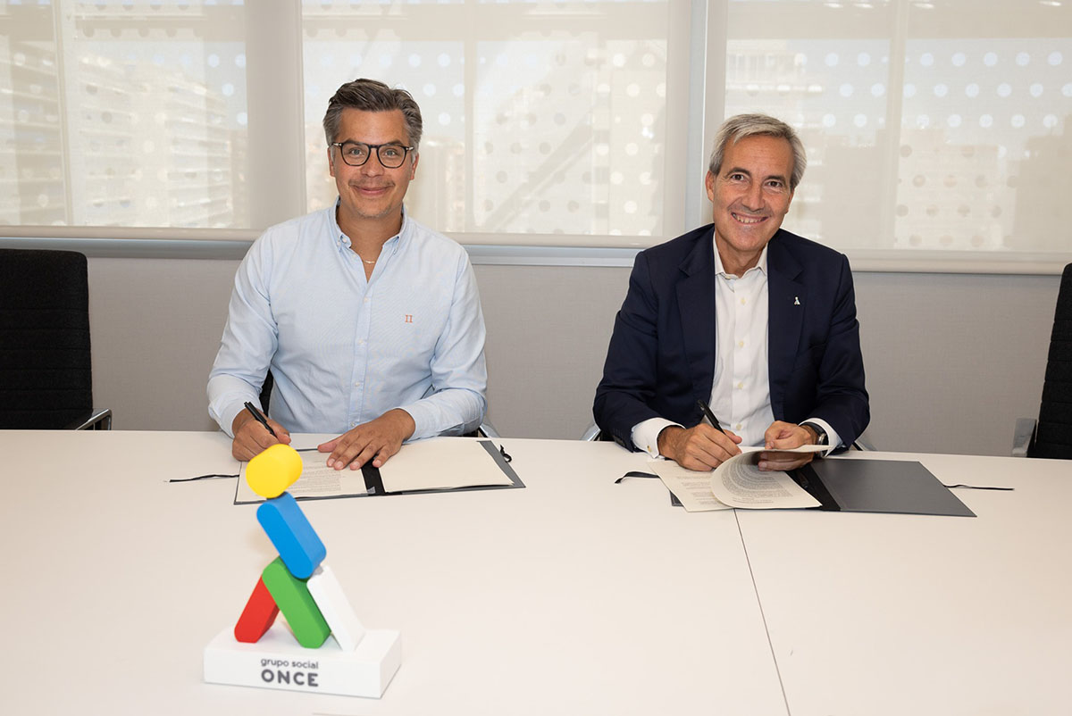 Carl Aaby y Alejandro Oñoro en el momento de la firma del convenio