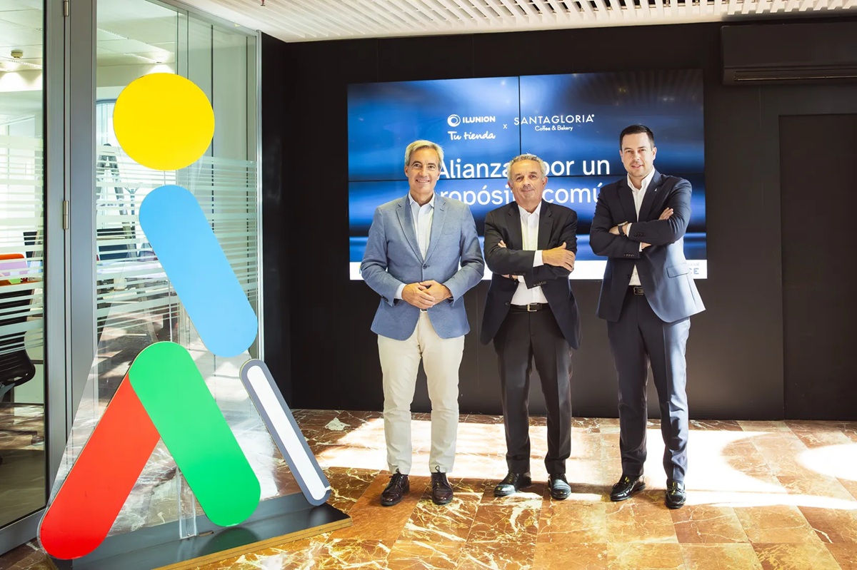 De izquierda a derecha, el consejero delegado de Ilunion, Alejandro Oñoro, el presidente de de FoodBox, Enrique Francia, y el director general de Ilunion Retail, Delio Díaz