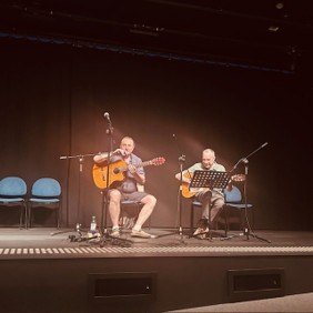 Alumnos de guitarra durante su actuación