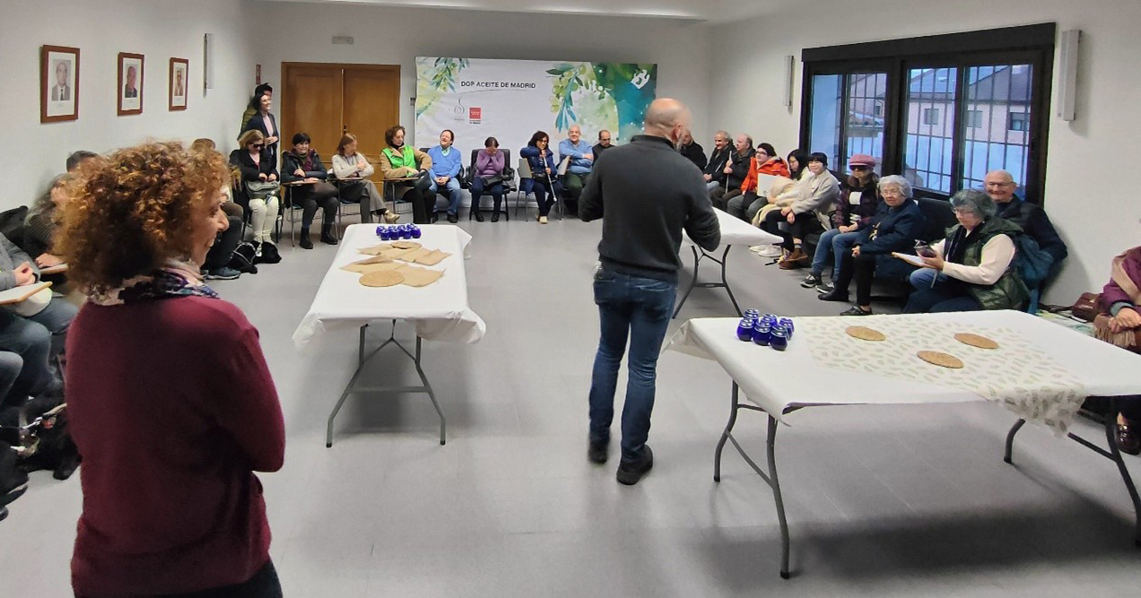 Los participantes durante la cata de aceite