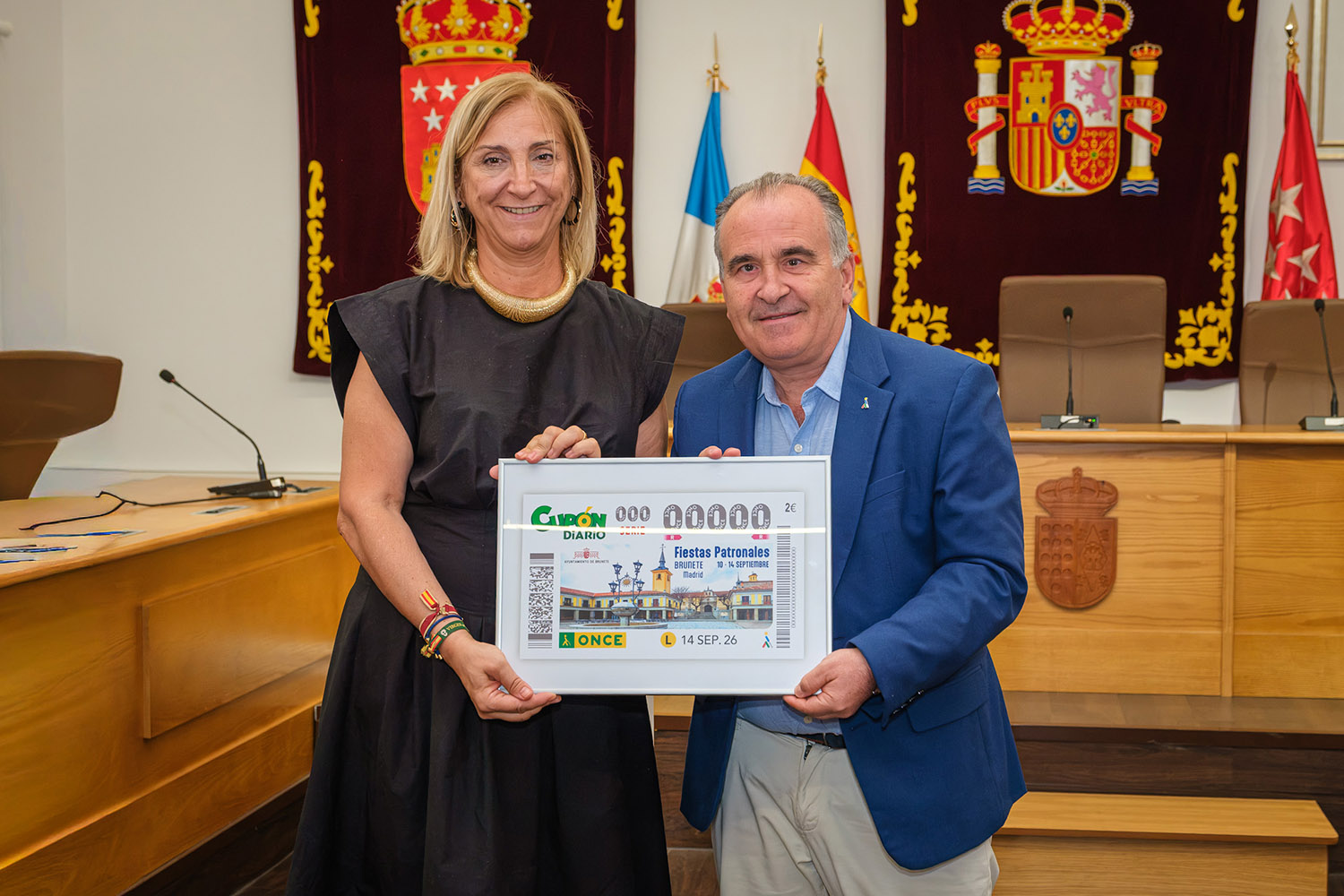 La alcaldesa y el delegado posan con la imagen del cupón