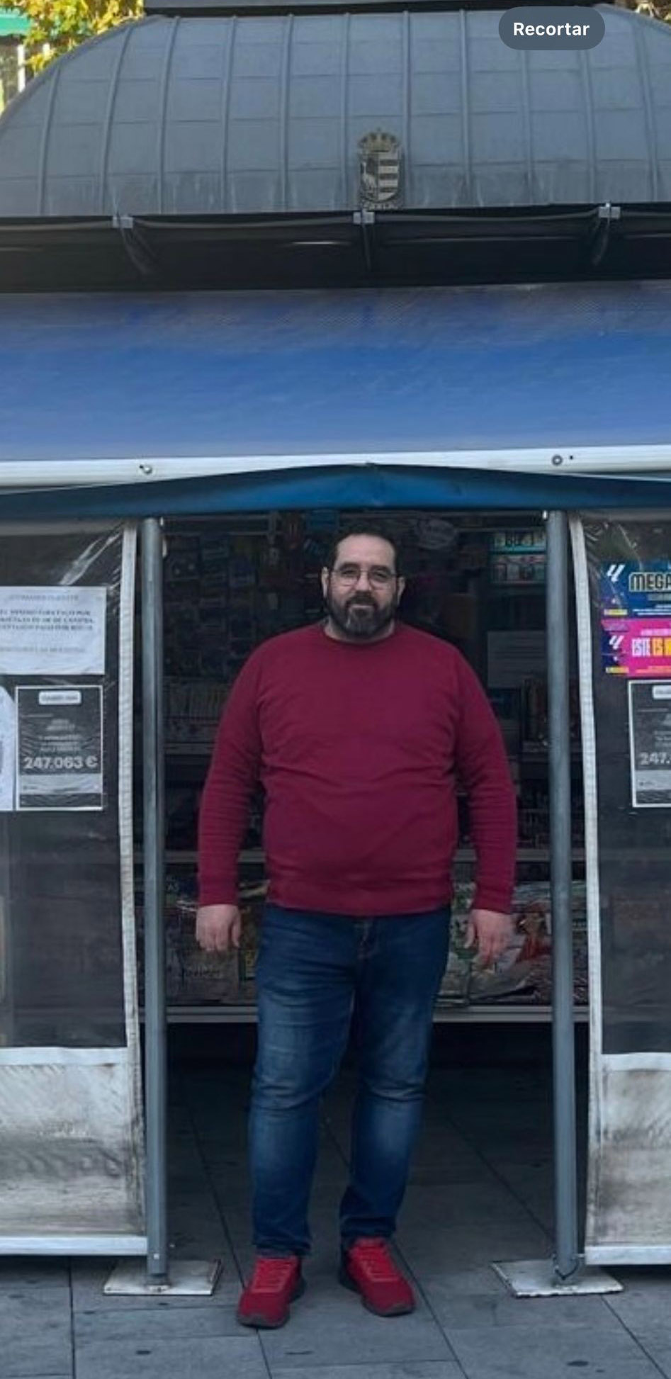 Juan Silvestre en su quiosco de Prensa