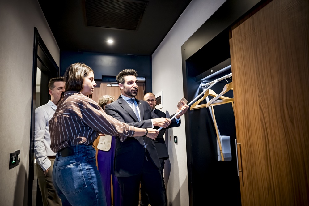 El director del hotel muestra el armario accesible