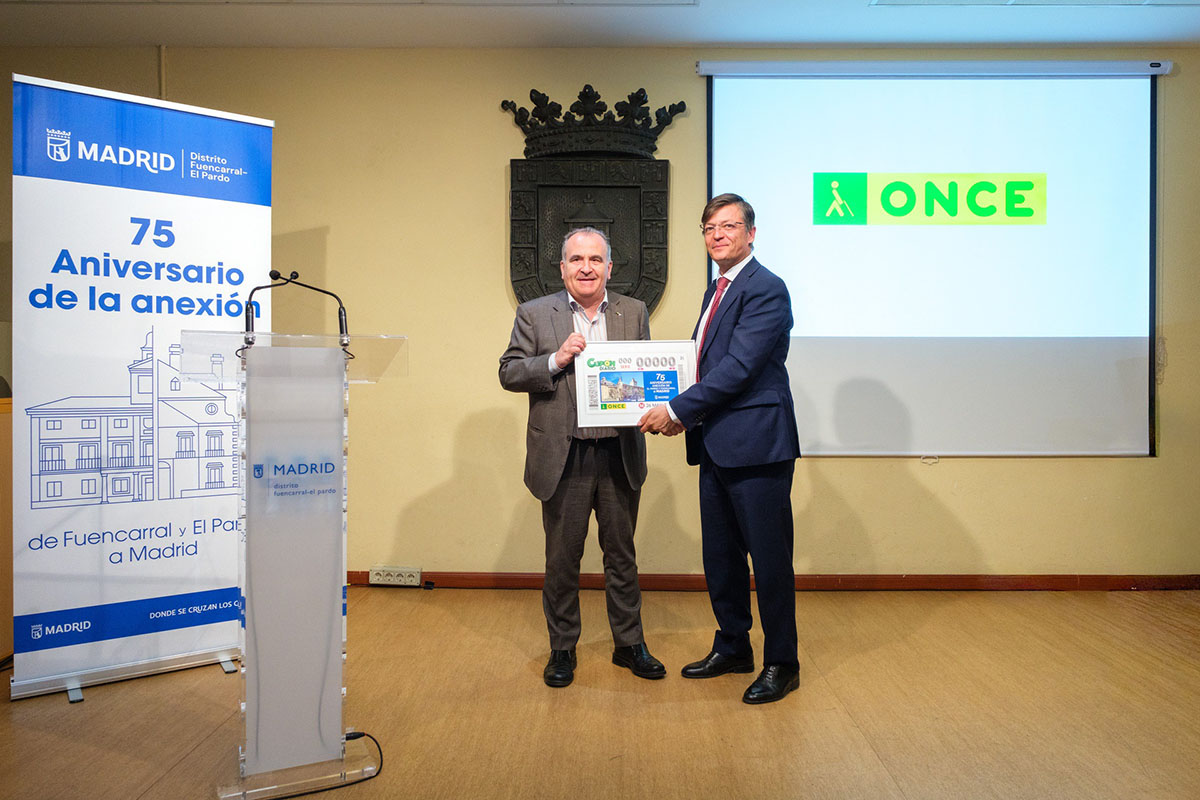 Momento de la entrega de la lámina al concejal presidente