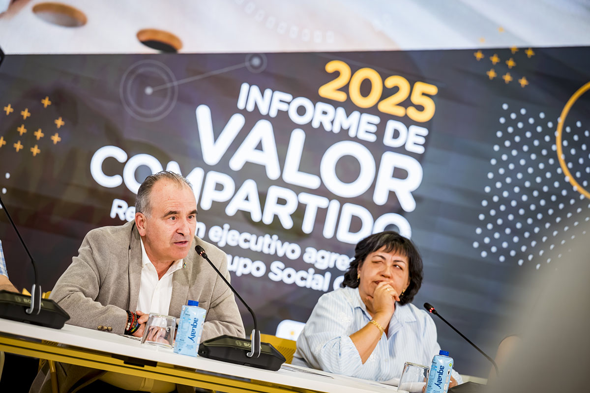 Luis Natalio Royo y Teresa Rodríguez durante la presentación del Informe