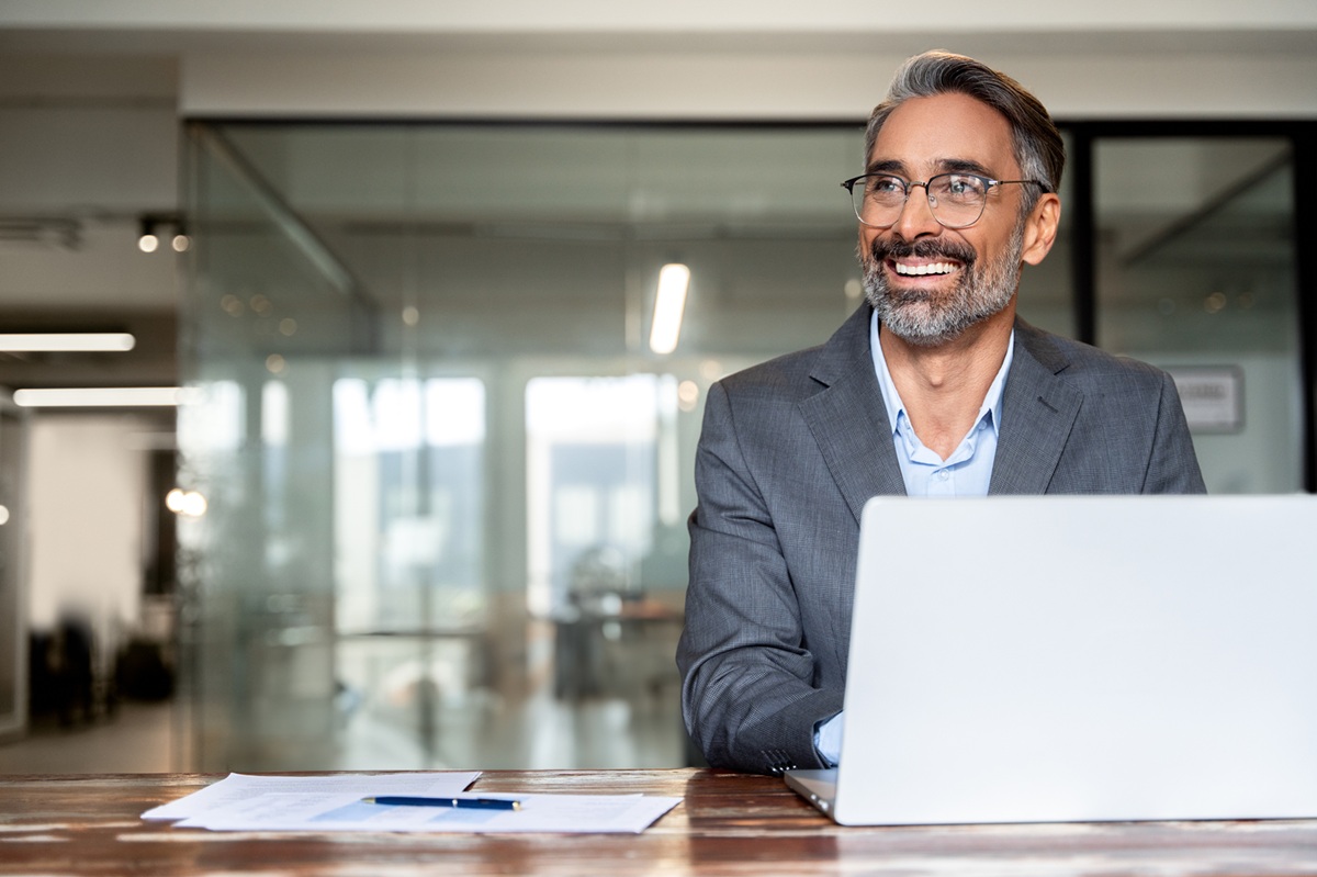 Hombre de más de 45 años en su puesto de trabajo
