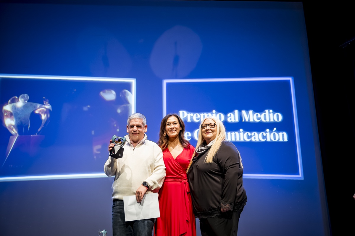 Daniel y Nuria recogen el galardón