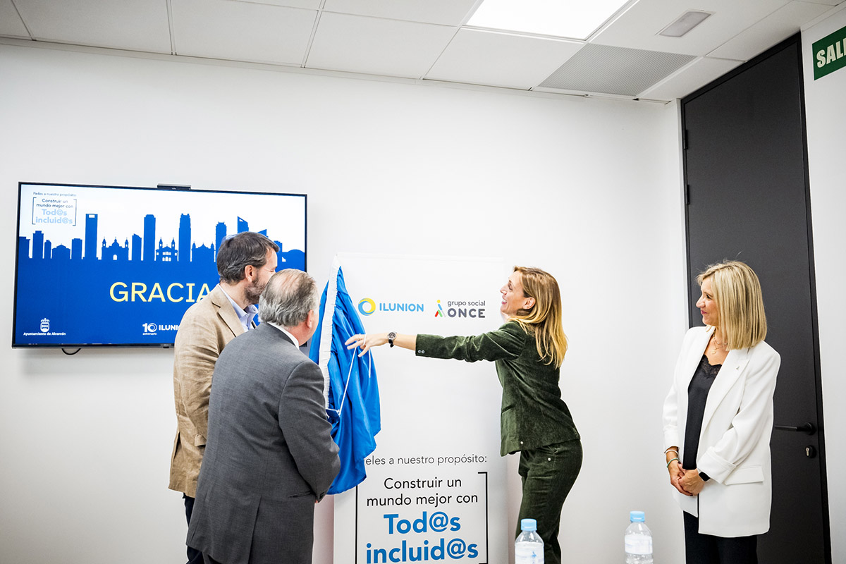 Momento en que la alcaldesa descubre los logos del nuevo centro