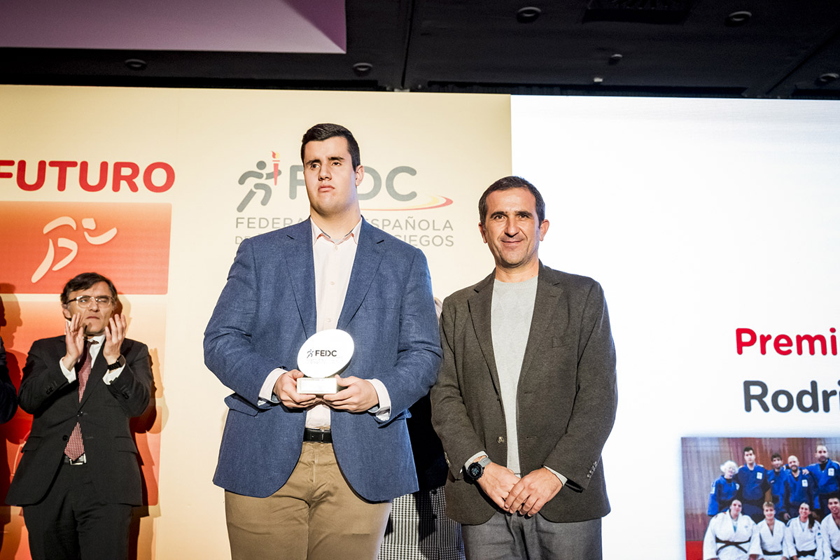 Rodrigo Suárez recoge el galardón