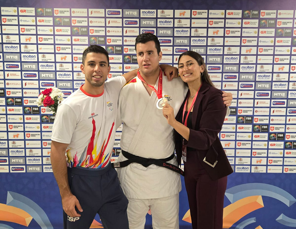 Rodrigo Suárez con su medalla junto a Daniel Gavilán y la entrenadora
