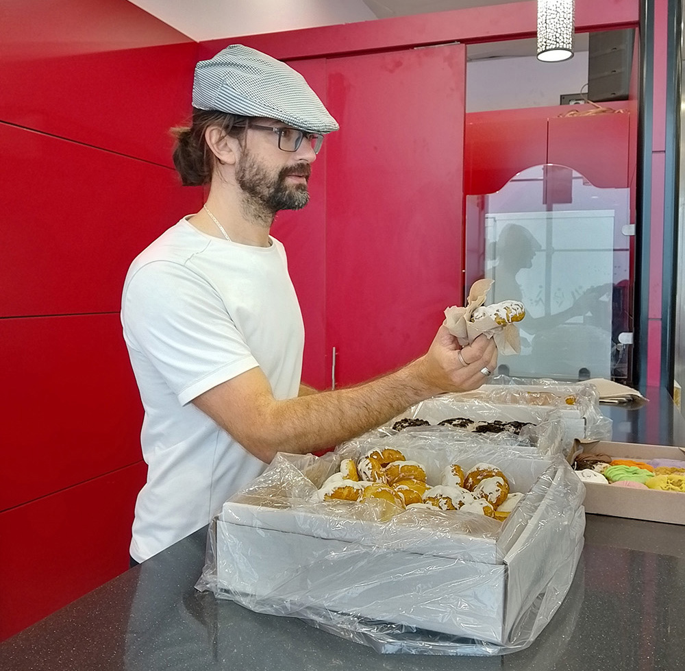 Dani Moreno repartiendo los dulces de San Isidro
