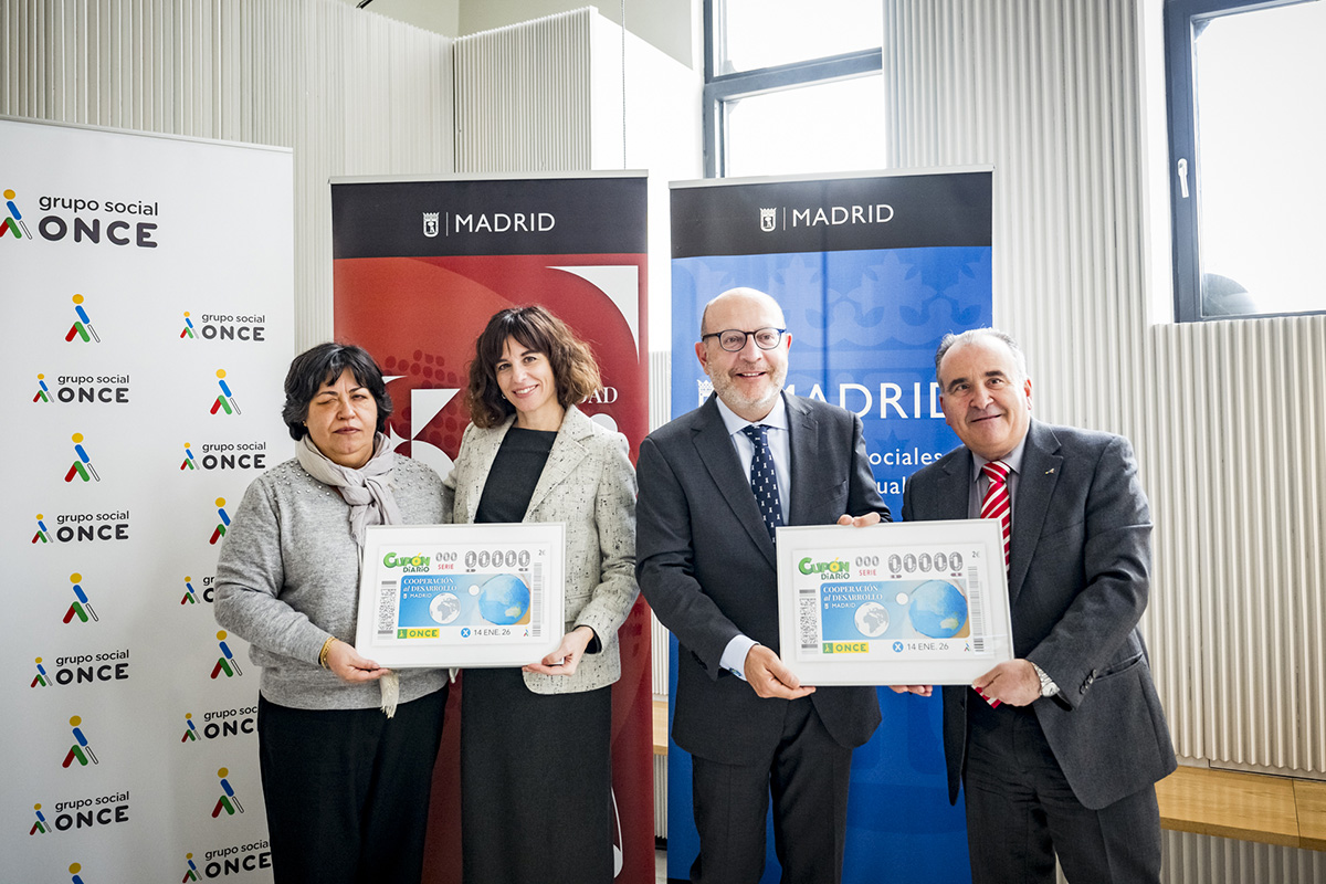 Teresa Rodríguez, Laura Castaños, José Fernández y Luis Natalio Royo, con dos láminas enmarcadas con este cupón