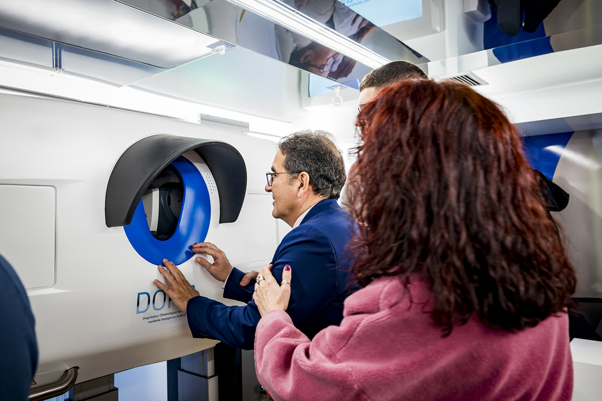 Andrés Ramos visita el trailer de la campaña