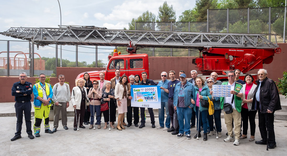 Foto de familia de todos los participantes en la presentación